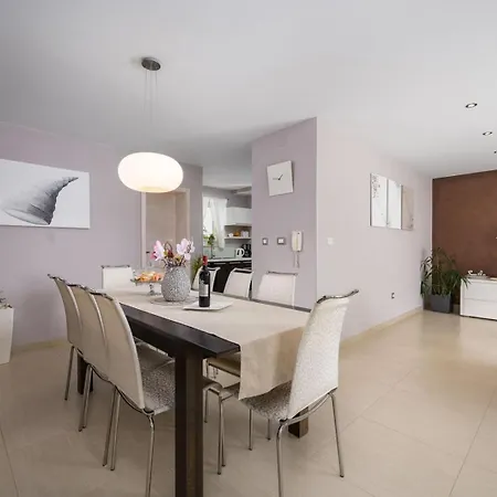 וילה Vidova Basici