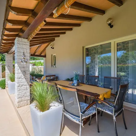 וילה Vidova Basici